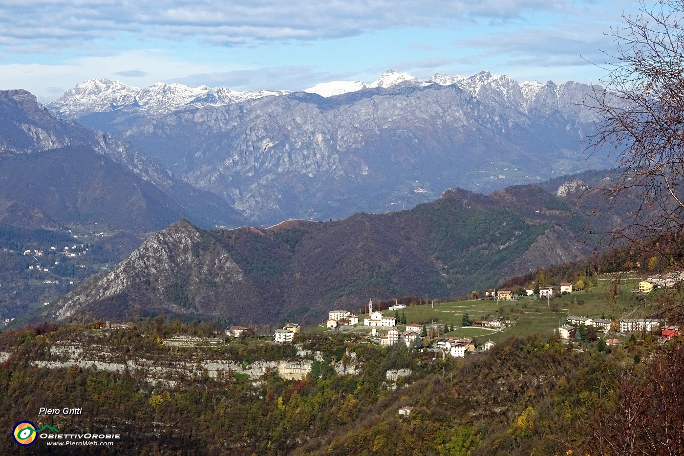 12 Vista su Miragolo S. Salvatore (fraz. di Zogno) e Val Serina.JPG